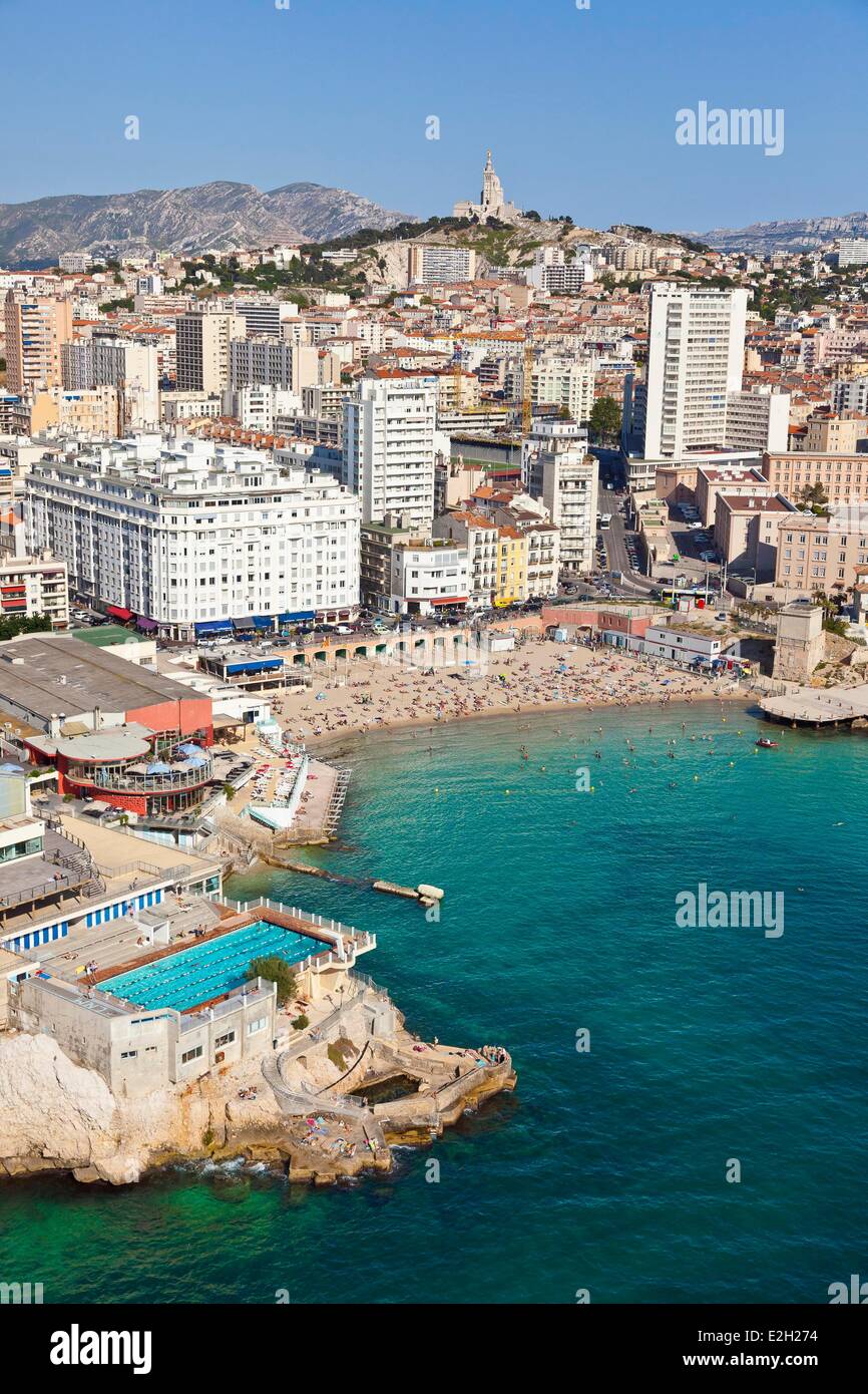 Bouches du Rhone in Frankreich Marseille Kulturhauptstadt 2013 7 th und 8. Kulturbezirk Katalanen Pointe Pharo Katalanen Strandbad Kreis Schwimmer Marseille oder CNM Kirche Notre Dame De La Garde (Luftbild) Stockfoto