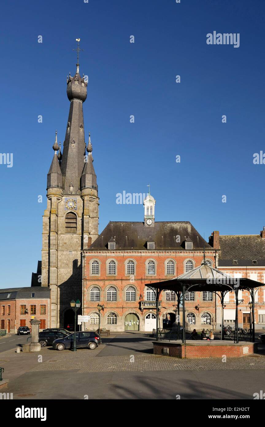 Frankreich Nord Solre le Chateau Grand Place Saint-Pierre Saint-Paul Kirche mit dem charakteristischen schiefen Glockenturm Stockfoto