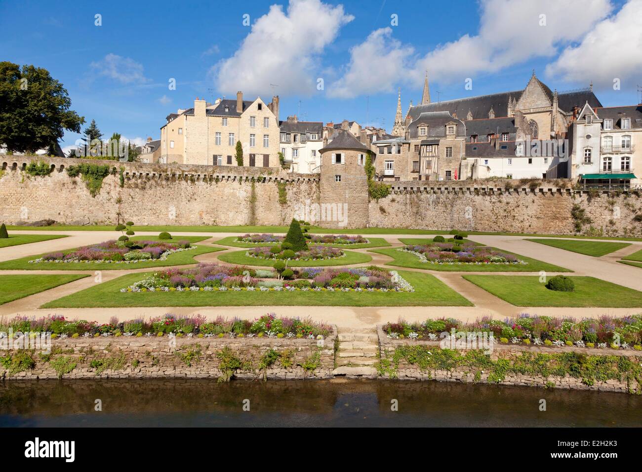 Frankreich Morbihan Golfe du Morbihan Vannes Gesamtansicht der Wälle und Garten Kathedrale St-Pierre im Hintergrund Stockfoto
