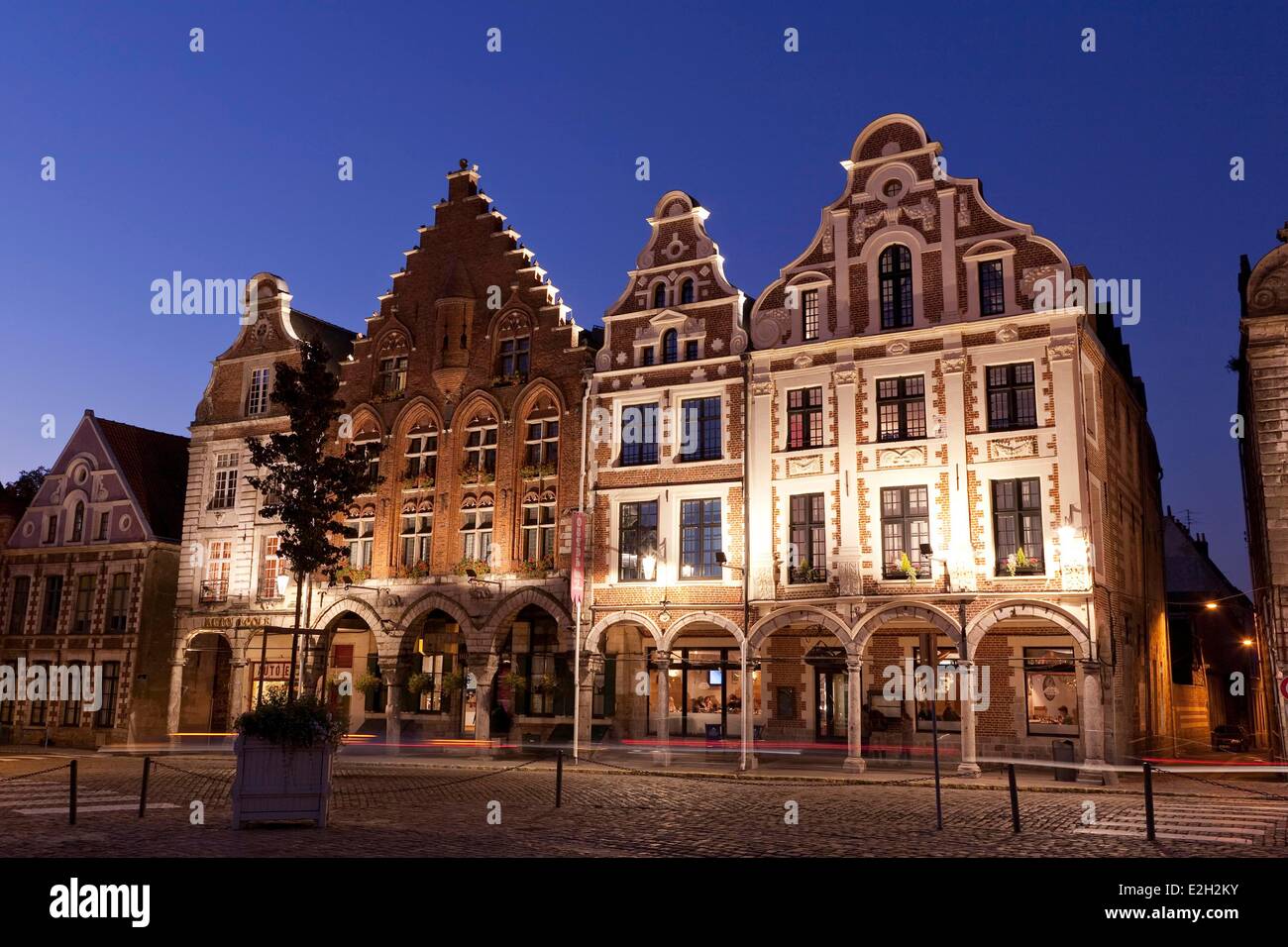 Frankreich-Pas de Calais Arras Grand Place flämischen Barock Stil Häuser umgebenden Hotel Les Trois Luppars von 1467, Ziegelrot und dessen Ritzel-Stil und keine Spatzen Stockfoto