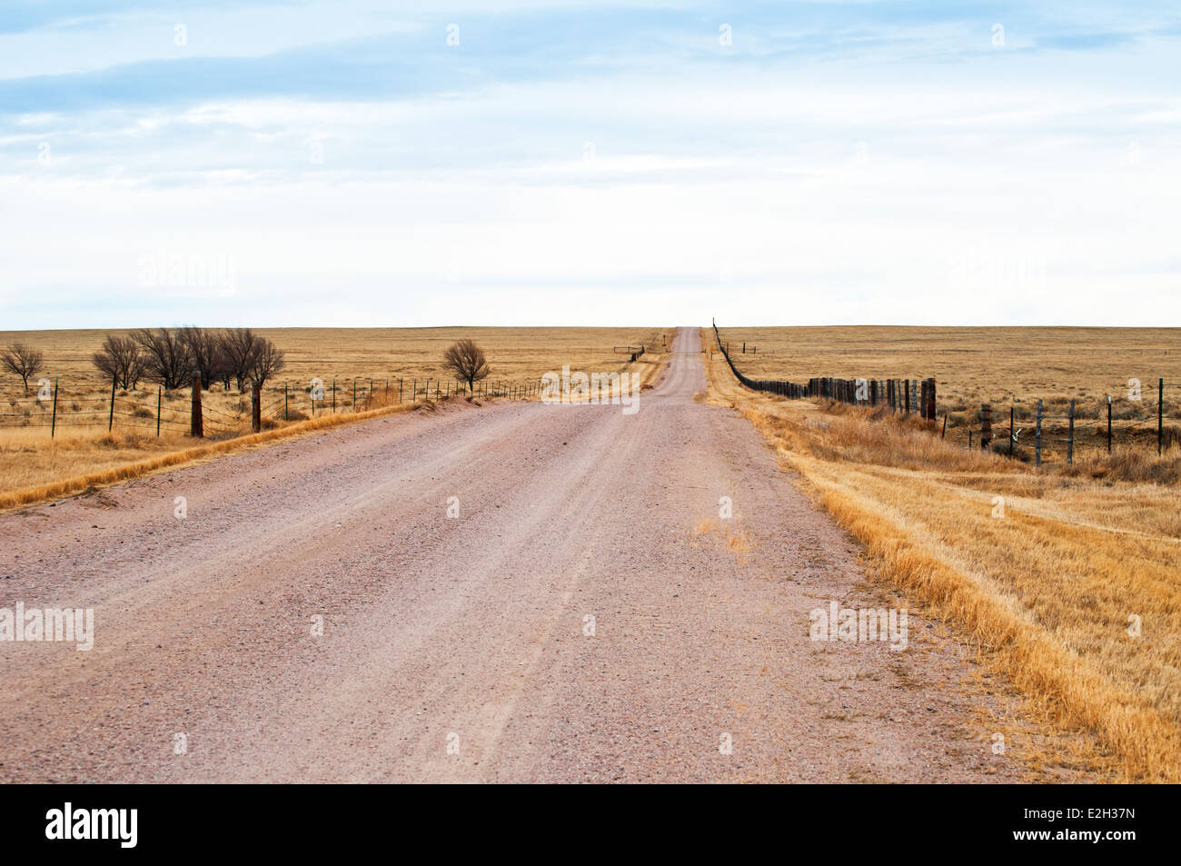 Kies Straße obwohl ländliche Ost-Colorado, USA. Lang, gerade und staubig. Stockfoto