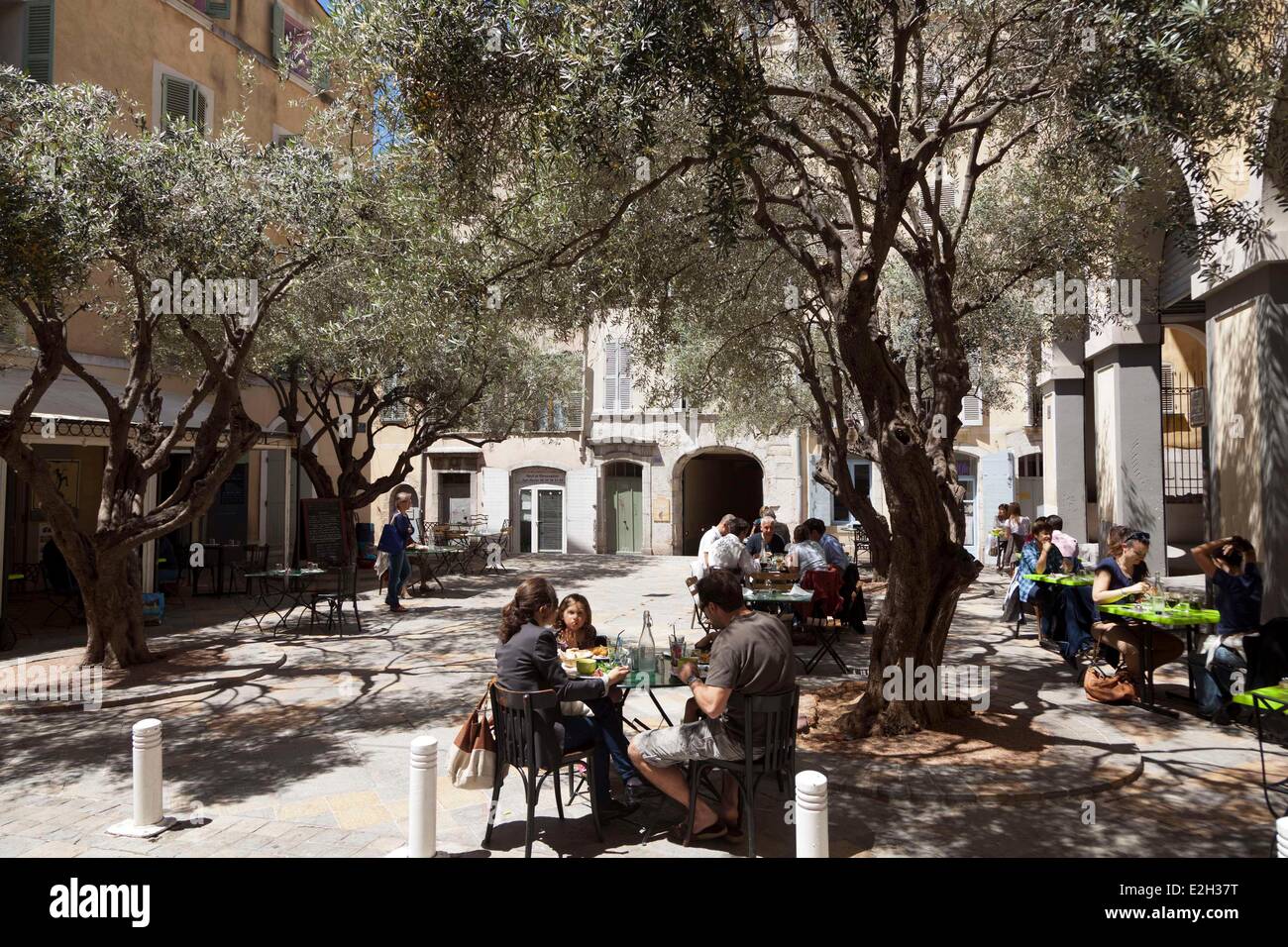 Frankreich Var Toulon untere Stadt quadratische Baboulene Restaurantterrasse unter Olivenbäumen Stockfoto