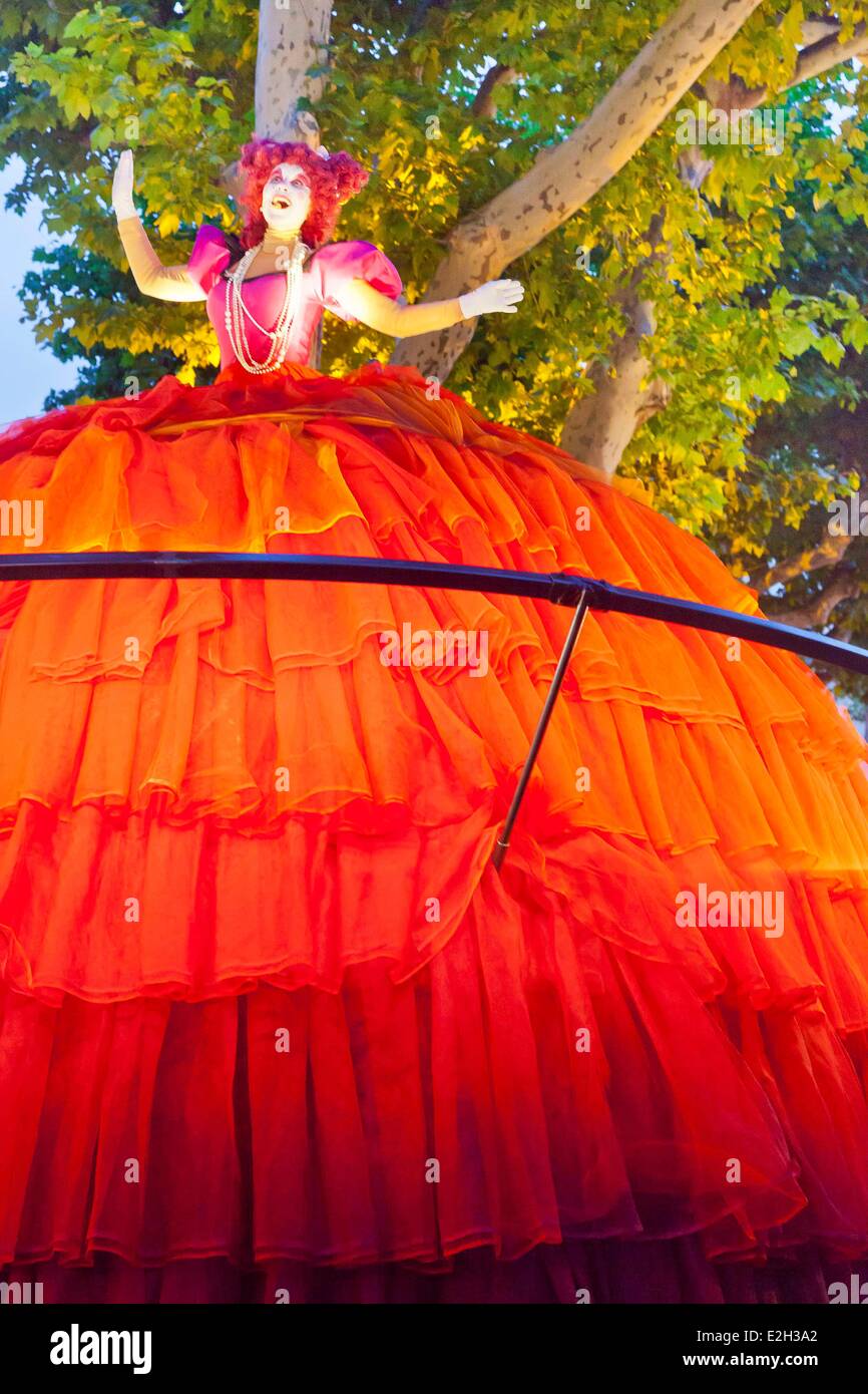 Frankreich Bouches du Rhone Aix En Provence Place De La Rotonde Concerto Celeste Trance Express Company zeigen urbanen Straßentheater Diva Wagen Parade mobile Calder hängende Musiker Tänzer. singende Diva Puppe Riesen Stockfoto