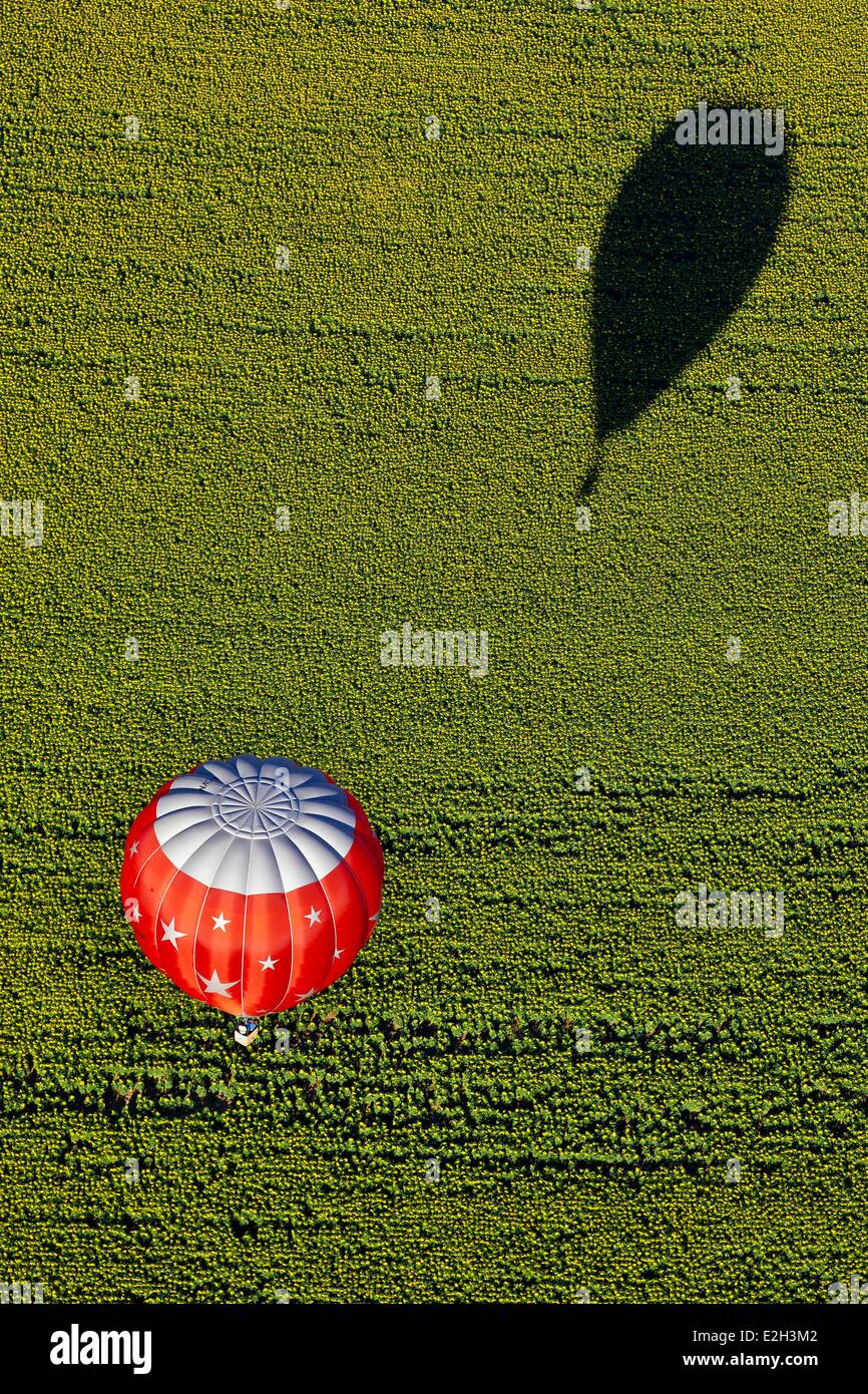 Frankreich Maas Parc Naturel Regional de Lorraine (natürlichen regionalen Park von Lothringen) in der Nähe von Chambley Lorraine Mondial Air Ballons größte Zusammenkunft von Montgolfier Europas mit 400 Luftballons (Luftbild) Stockfoto