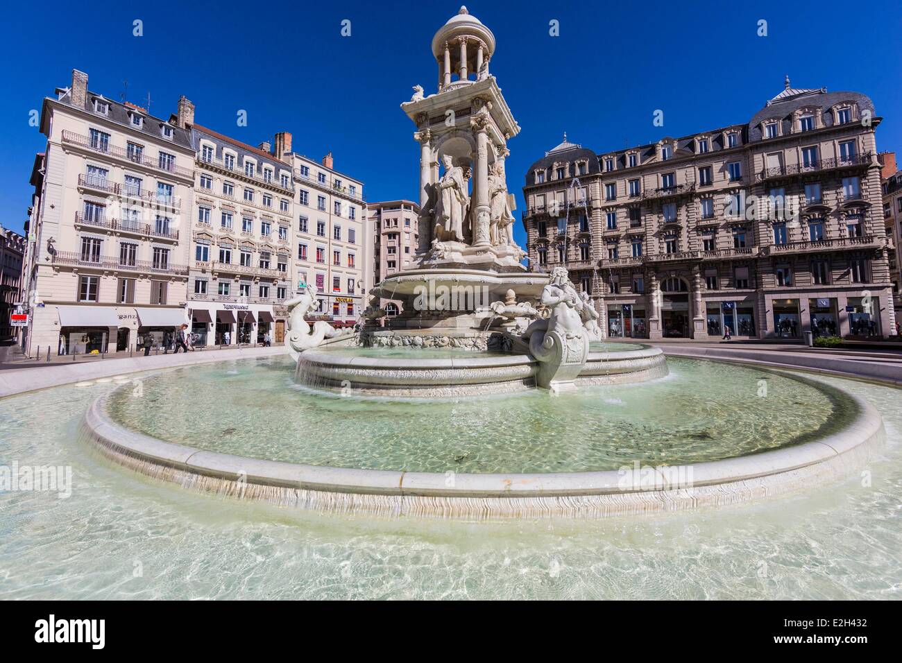 Frankreich Rhone Lyon historische Stätte als Weltkulturerbe von UNESCO Cordeliers Bezirk Brunnen des Place des Jacobins Stockfoto