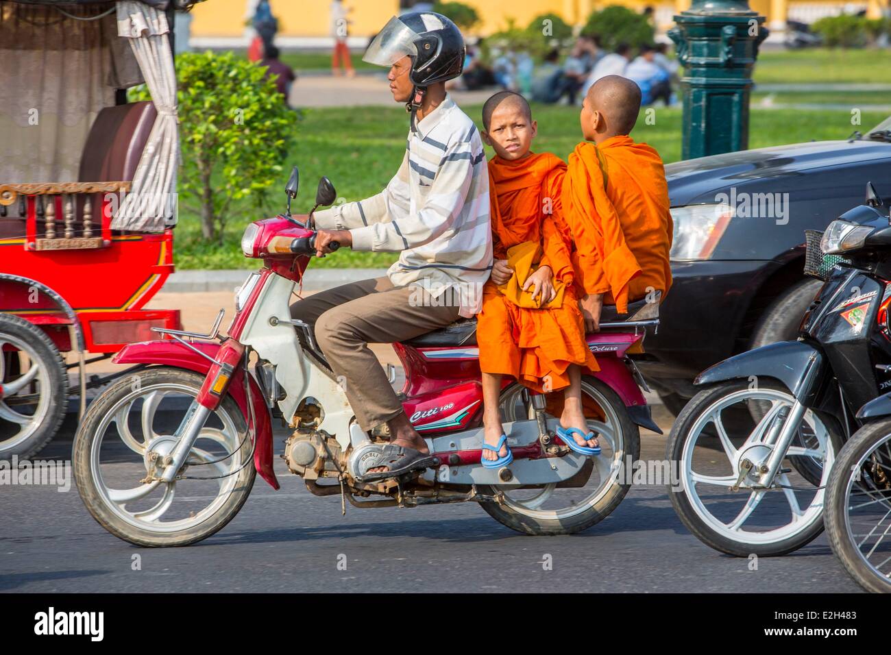 Kambodscha Phnom Penh Mönche auf einem Motorrad-Taxi oder Moto-dop Stockfoto