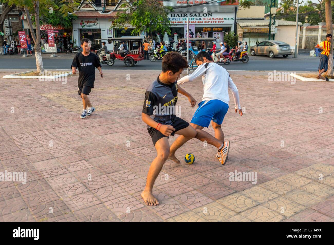 Kambodscha Phnom Penh Fußball spielen Stockfoto