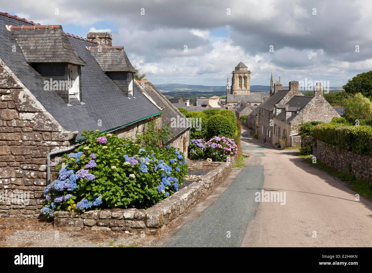 Frankreich Finistere Locronan gekennzeichnet Les Plus Beaux Dörfer de France (die schönsten Dörfer Frankreichs) malerischen Straße mit Kirche von St. Ronan im Hintergrund Stockfoto