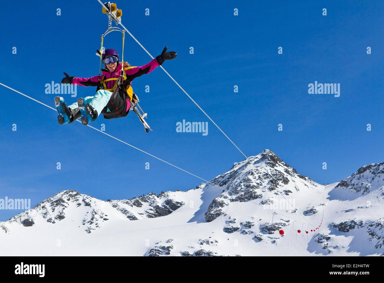 Frankreich Savoie Orelle Val Thorens Trois Vallées Ski Gebiet Ziplining höchsten in der Welt (1300m lang und 250m hoch) Abfahrt ist auf 3250m Höhe Frau Stockfoto