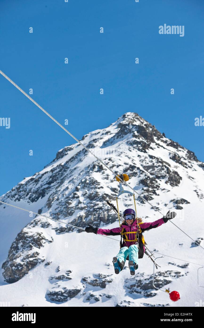 Frankreich Savoie Orelle Val Thorens Trois Vallées Ski Gebiet Ziplining höchsten in der Welt (1300m lang und 250m hoch) Abfahrt ist auf 3250m Höhe Frau Stockfoto