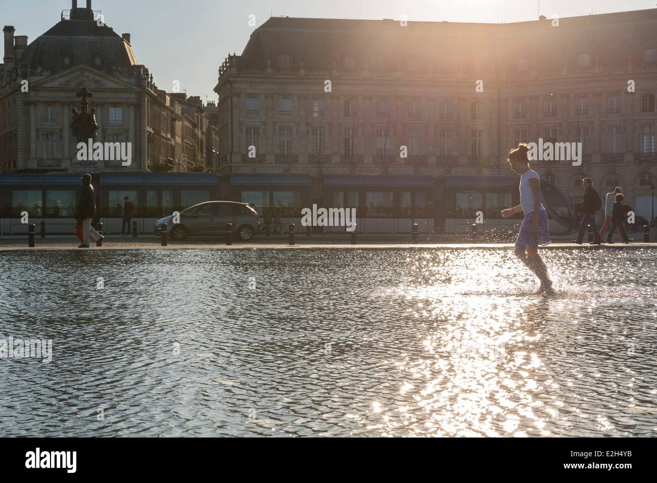 Gegend von Frankreich Gironde Bordeaux klassifiziert Welterbe von UNESCO Sonnenuntergang über Wasserspiegel und Place De La Bourse Stockfoto