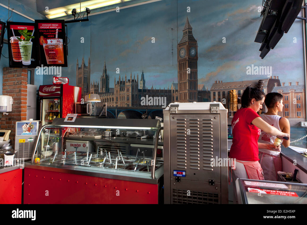 Prager Süßwarenladen, Cafe Ovocny Svetozor Karlin District Prag mit London Motiven Stockfoto