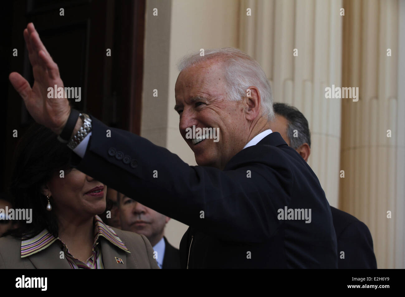 Santo Domingo, Dominikanische Republik. 19. Juni 2014. US-Vizepräsident Joe Biden Wellen bei seiner Ankunft auf dem Nationalpalast in Santo Domingo Stadt, Dominikanische Republik, am 19. Juni 2014. Bildnachweis: Roberto Guzman/Xinhua/Alamy Live-Nachrichten Stockfoto