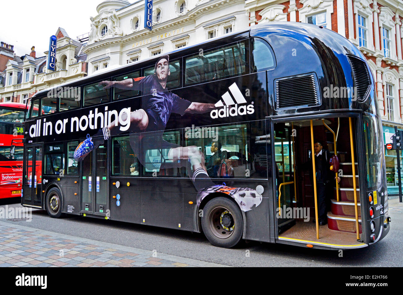 Adidas Werbung auf die neue Routemaster Bus im Zentrum von London, England,  Vereinigtes Königreich Stockfotografie - Alamy