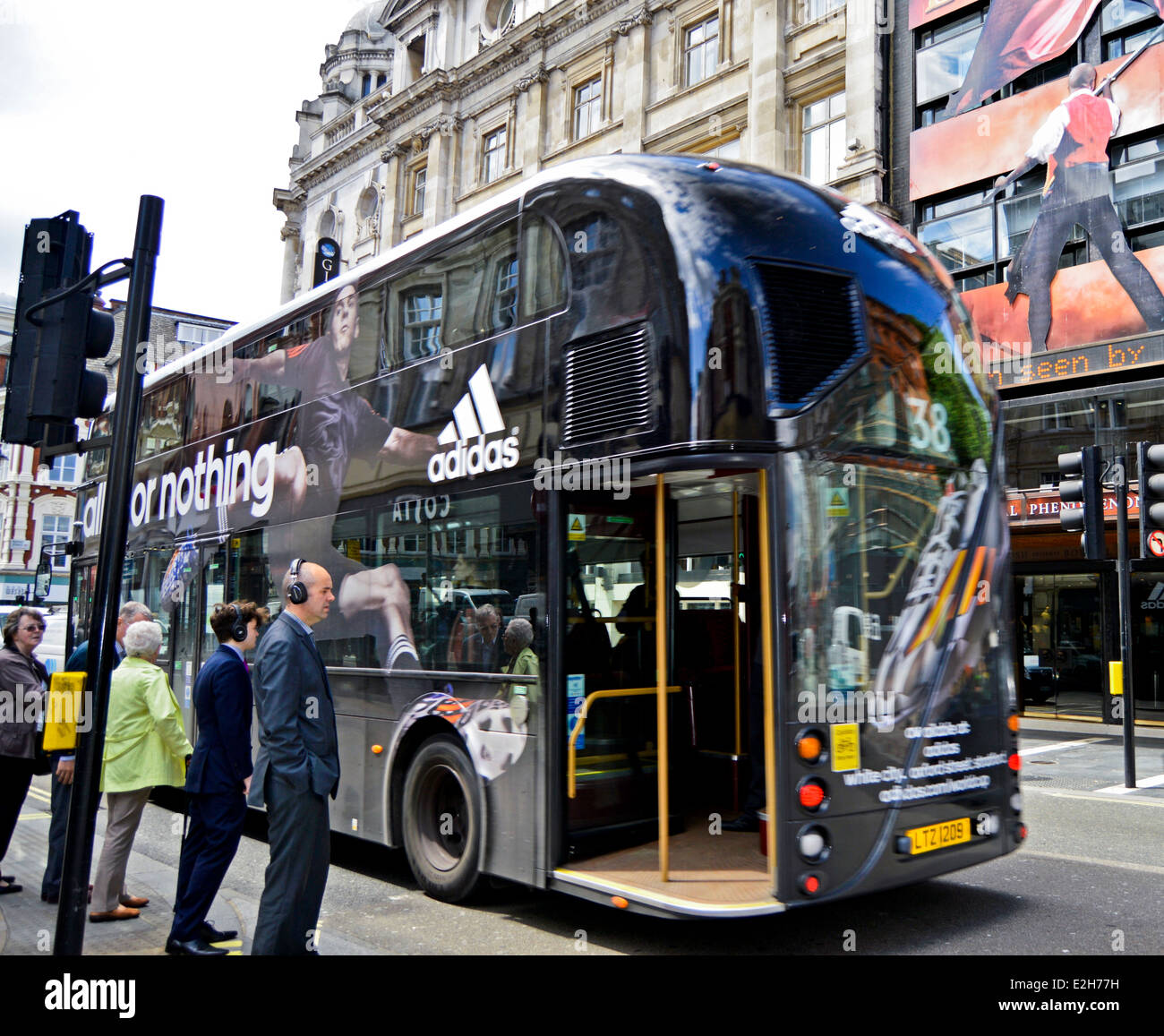 Adidas Werbung auf die neue Routemaster Bus im Zentrum von London, England,  Vereinigtes Königreich Stockfotografie - Alamy