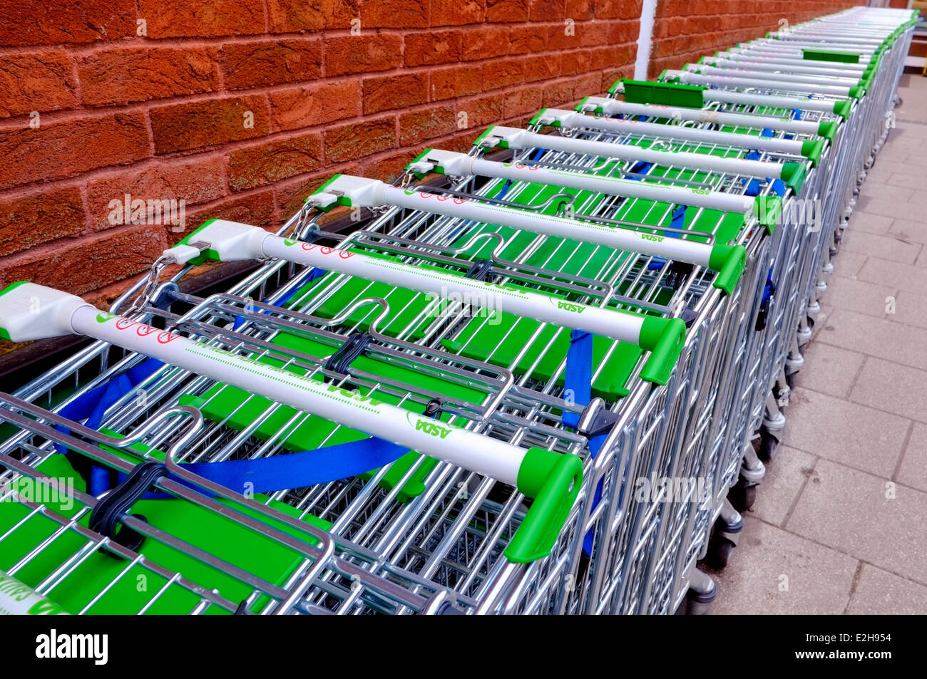 Eine Reihe von Asda Trollies England UK Stockfoto