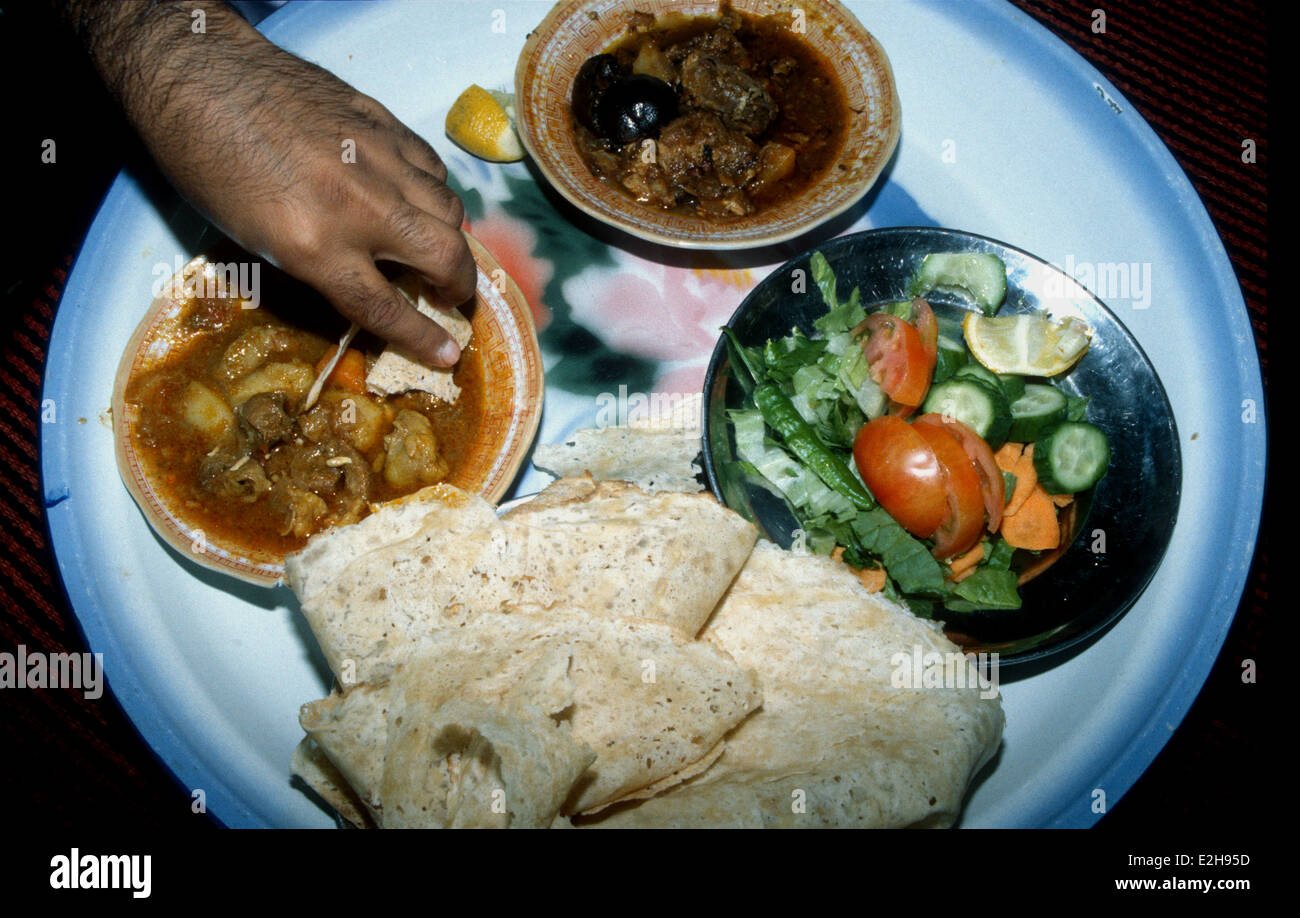 Araber verwenden der rechten Hand, traditionelle Gerichte von Lebensmitteln zu essen Stockfoto