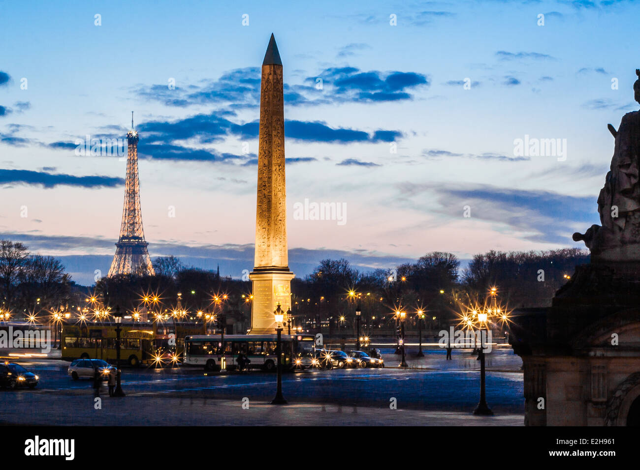 Der Place De La Concorde und dem Eiffelturm in Paris, Frankreich in der Abenddämmerung. Stockfoto