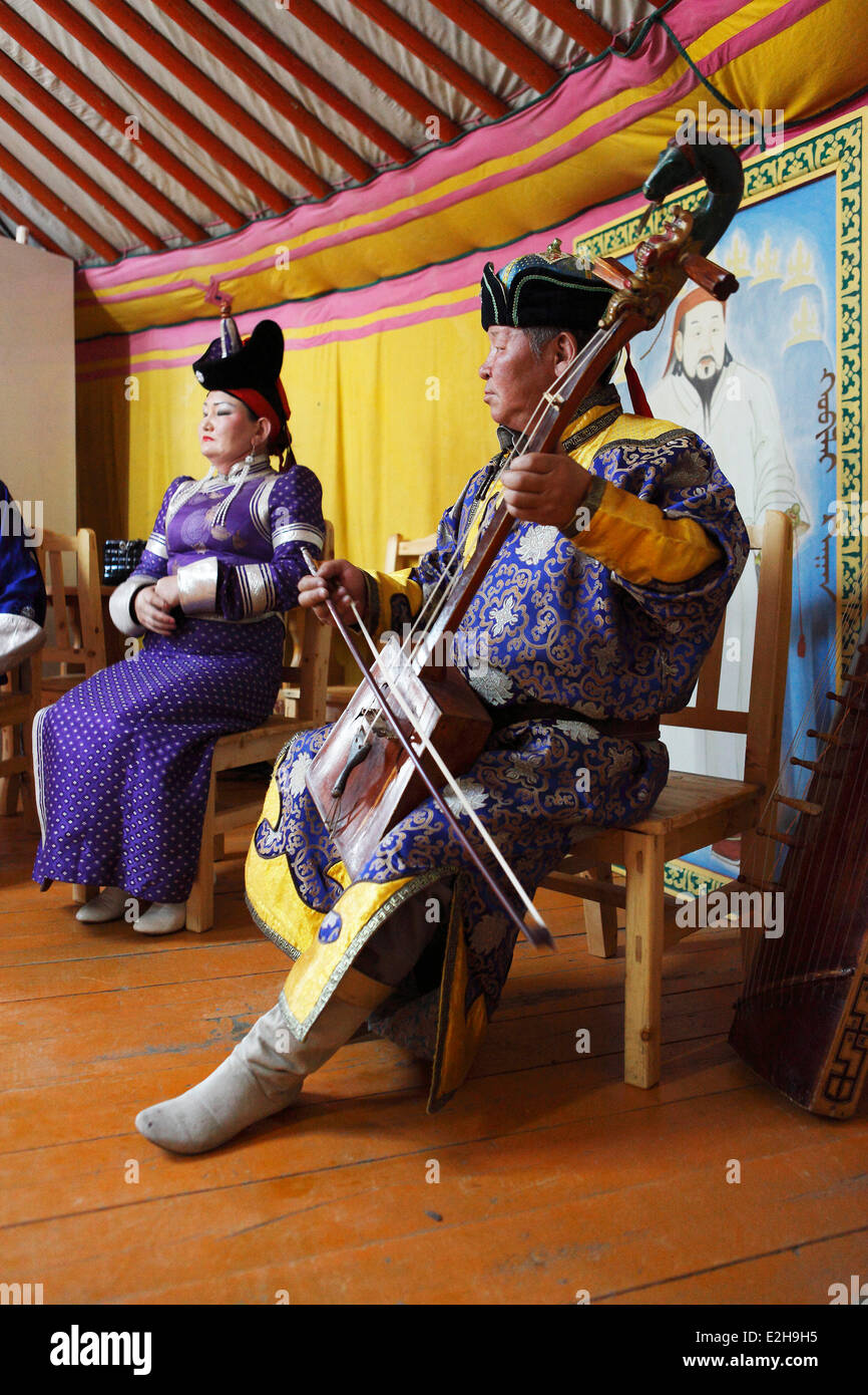 Mann in der Tracht der Khalkha Mongolen spielen die Pferdekopf Geige, Kharkhorin, südlichen Steppe Stockfoto