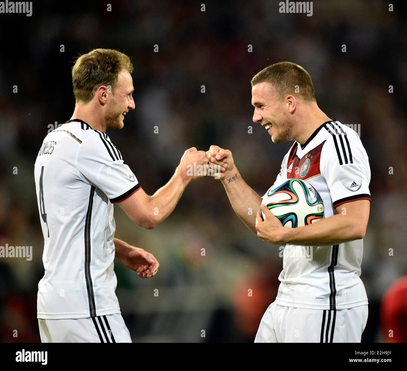 Feiert eine Ziel, Lukas Podolski, GER, rechts, und Benedikt Höwedes, GER, links, Spiel Deutschland vs Armenien, Coface Arena, Mainz Stockfoto