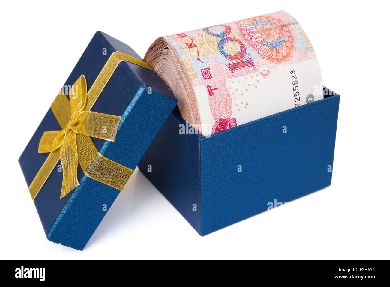 Bigstack von RMB in einem blauen Geschenkbox mit Beschneidungspfad Stockfoto