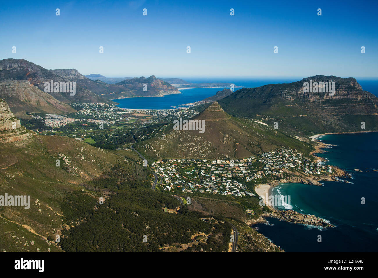 Luftaufnahme, Llandudno Beach und Hout Bay mit Mount Rhodes, Cape Town, Western Cape, Südafrika Stockfoto