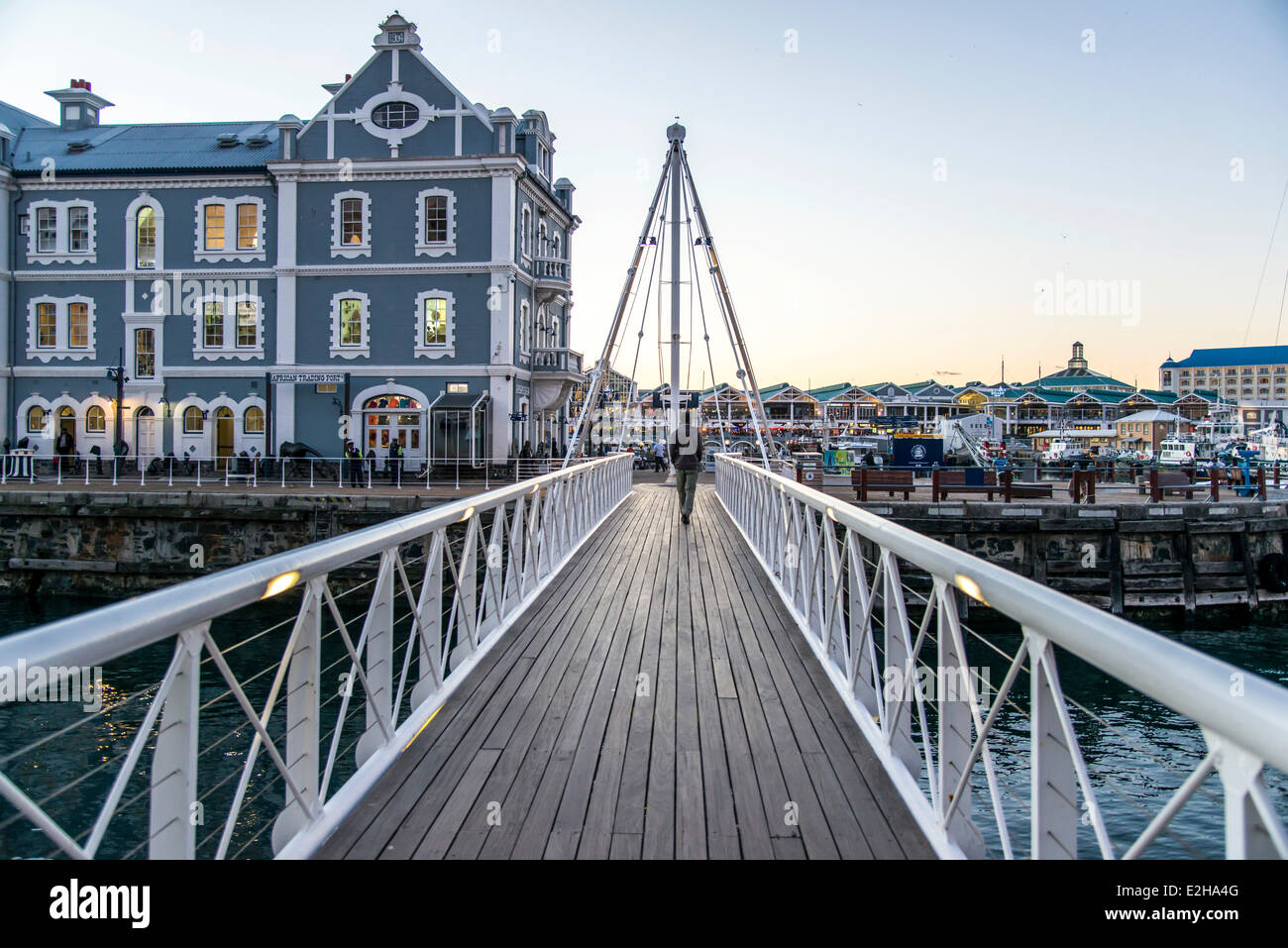 Drehbrücke und afrikanischen Handelsposten, Victoria und Alfred Waterfront, Cape Town, Western Cape, Südafrika Stockfoto