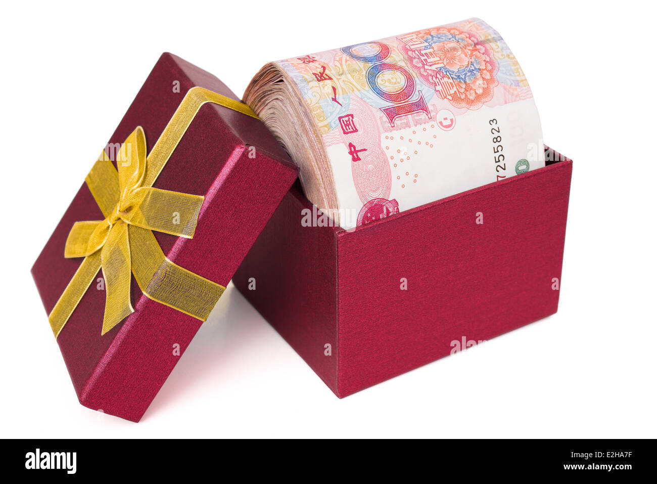 Bigstack von RMB in einem roten Geschenkbox mit Beschneidungspfad Stockfoto
