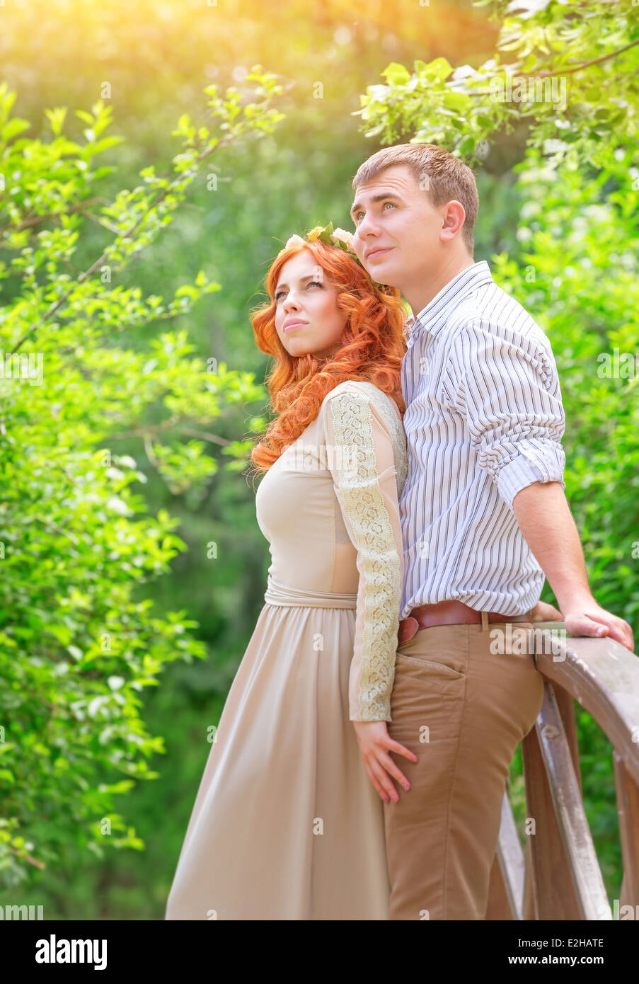 Frisch verheiratet, schöne Paar auf hölzerne Brücke im Park und nachschlagen, perfekt Hochzeitstag Zukunft träumen Stockfoto