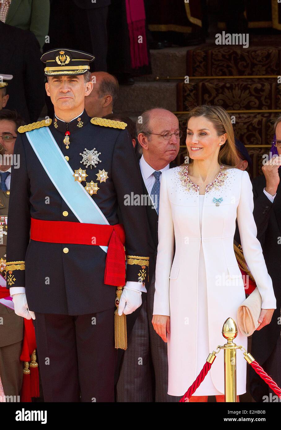 Madrid, Spanien. 19. Juni 2014. Spanische König Felipe VI und Qeen Letizia besuchen die Militärparade nach Felipes Proklamation Zeremonie im Unterhaus des Parlaments, in Madrid, Spanien, 19. Juni 2014. Spanische König Felipe VI wurde offiziell König ausgerufen. Foto: Albert Nieboer/RPE / / Live News WIRE SERVICE/Dpa/Alamy Stockfoto