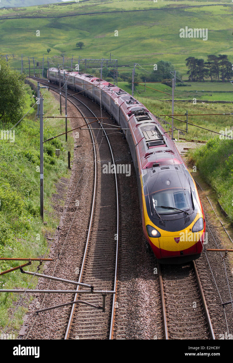 Westmorland, Shap, UK 19. Juni 2014.  Virgin Zug West Coast Line Franchise erneuert.  Reisen Virgin Pendolino und Voyager Personenzüge bei Shap, Cumbria, UK.  Jungfrau-Züge und das Department for Transport unterzeichneten einen New Deal garantiert große Verbesserungen für die Fahrgäste und Steuerzahler. Der neue Westküste Franchise läuft bis März 20171 und sehen erhebliche Verbesserungen für Kunden bei der Einführung von superschnellem WLAN, mehr Sitze und neue Dienstleistungen. Stockfoto