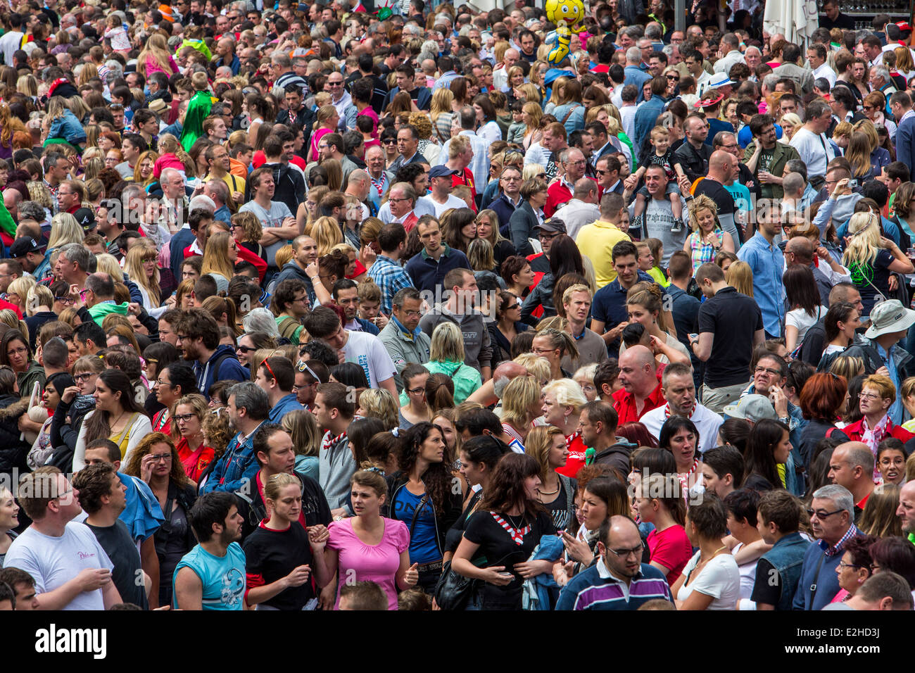 Publikum, viele Menschen auf engstem Raum, auf einem Festival, Stockfoto