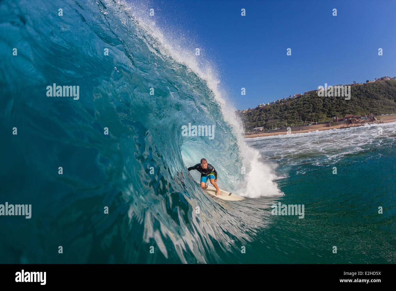 Surfer Surfen reitet im Inneren hohl Ozeanblau Welle stürzt u-Bahnfahrt. Stockfoto