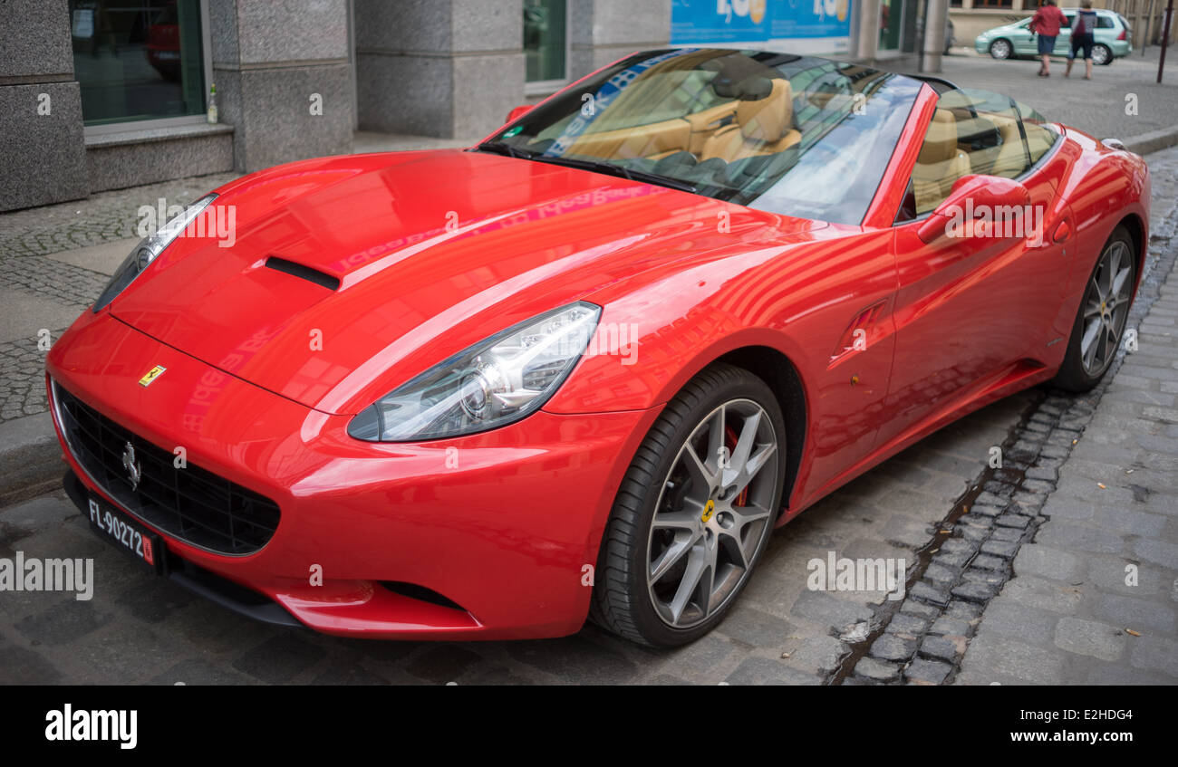 Roter Ferrari cabrio Stockfoto