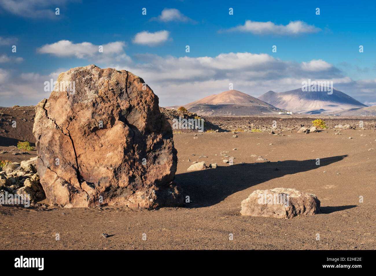 Große Basalt vulkanische Bombe aus eine explosive Eruption des Montaña Colorada, Lanzarote, Kanarische Inseln, Spanien Stockfoto