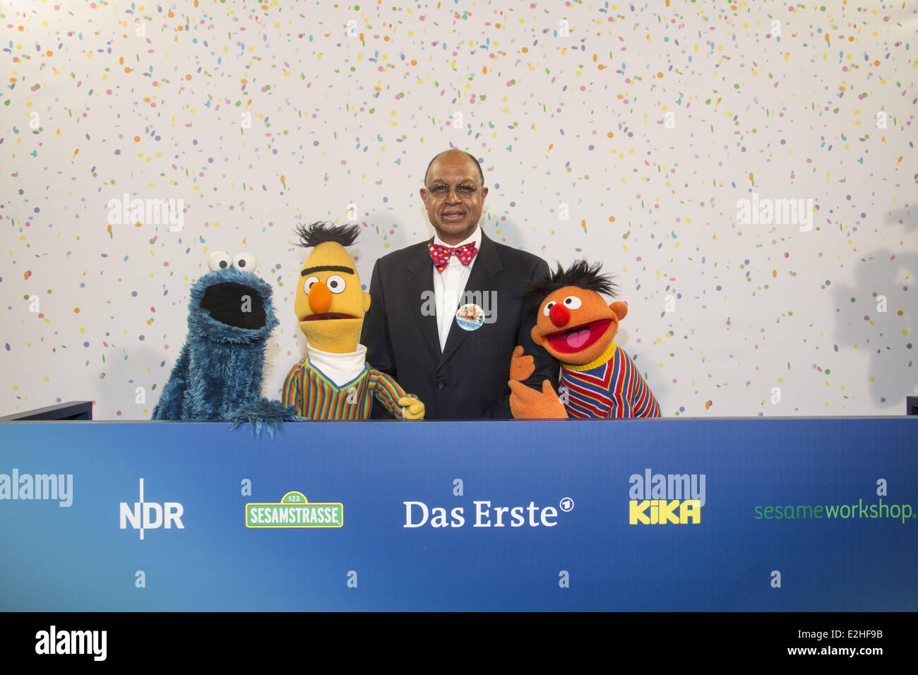 Kruemelmonster aka Krümelmonster, Bert, Melvin Ming, Erni feiert den 40. Jahrestag der Sesame Street Sesamstrasse beim NDR Stockfoto