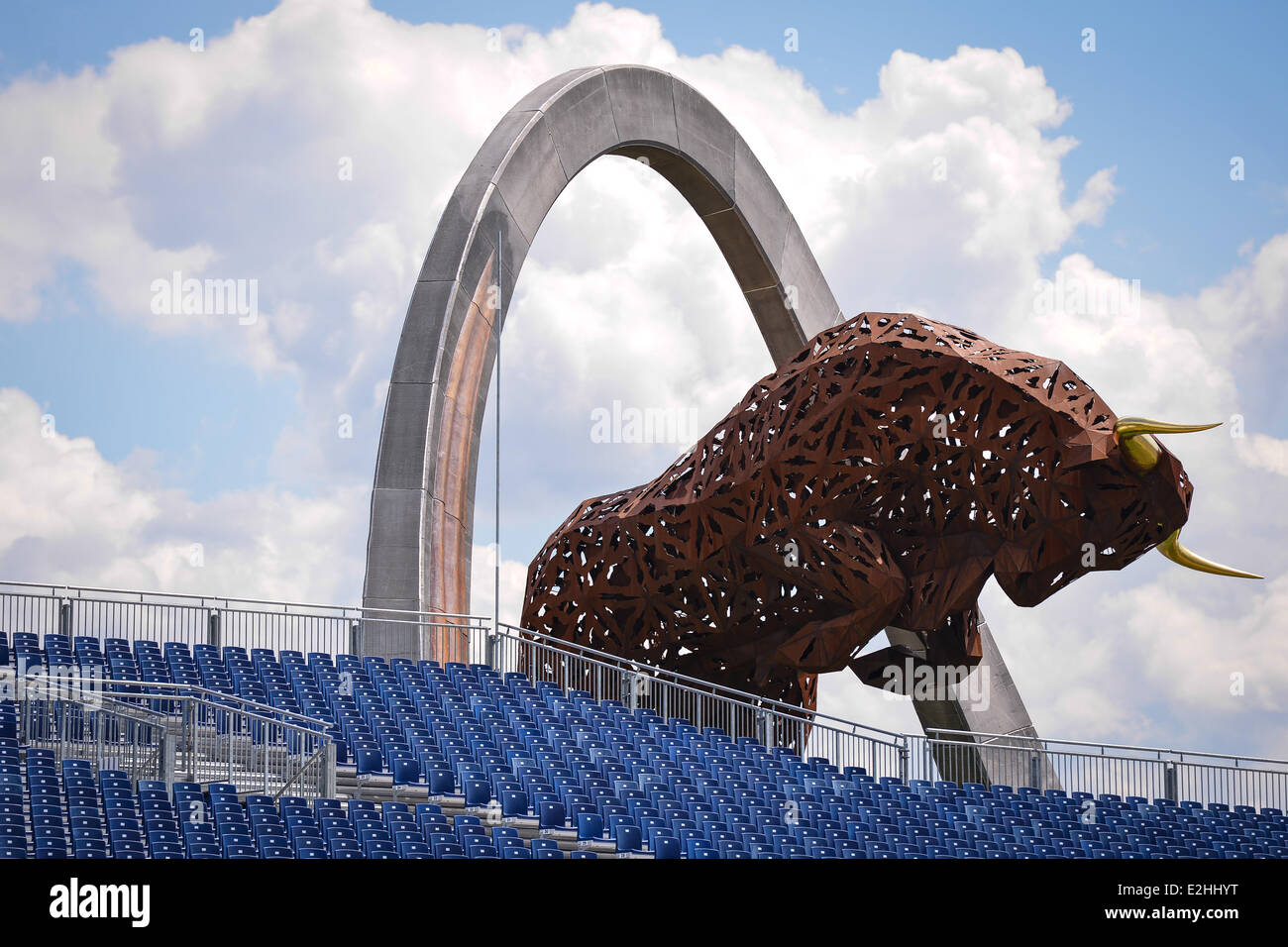 Eine Stier-Statue steht auf einem Hügel oberhalb einer Tribüne auf der Rennstrecke Red Bull Ring in Spielberg, Österreich, 19. Juni 2014. Die 2014 Formel 1 Grand Prix Österreich statt findet am 22. Juni. Foto: David sollte/Dpa - NO-Draht-Dienst- Stockfoto
