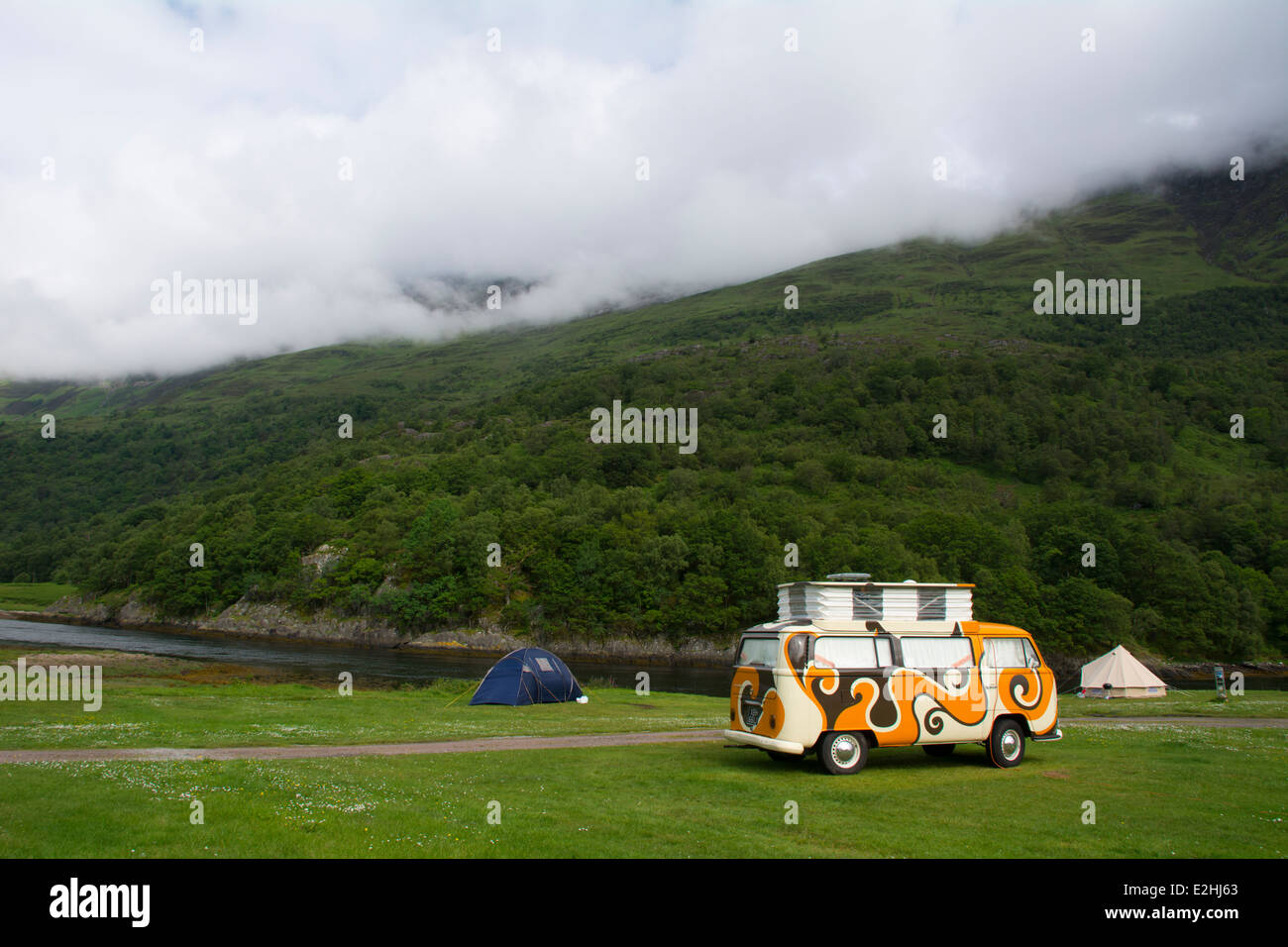 Volkswagen Wohnmobil geparkt auf einem Lochside Campingplatz in Schottland. Stockfoto