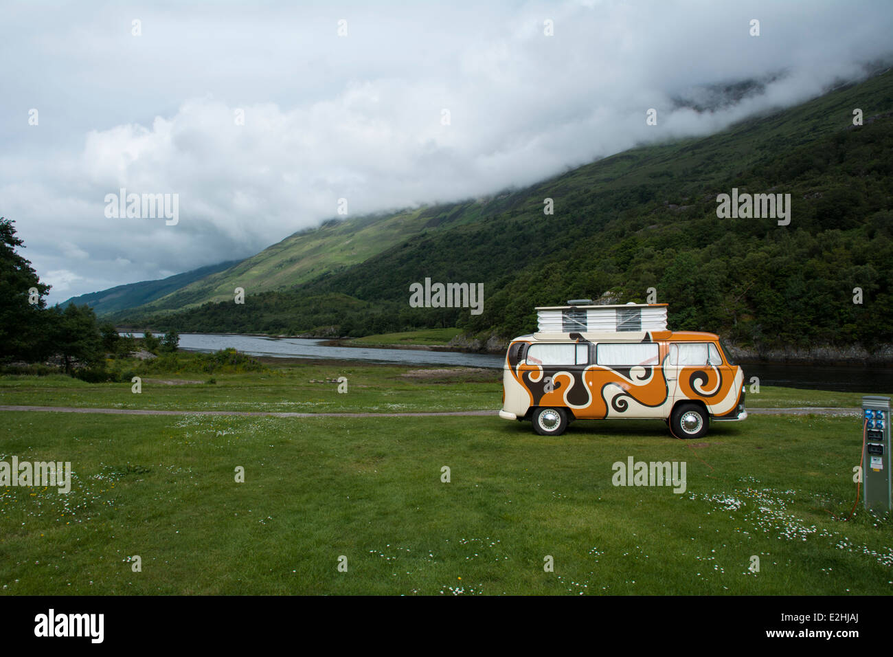 Volkswagen Wohnmobil geparkt auf einem Lochside Campingplatz in Schottland. Stockfoto