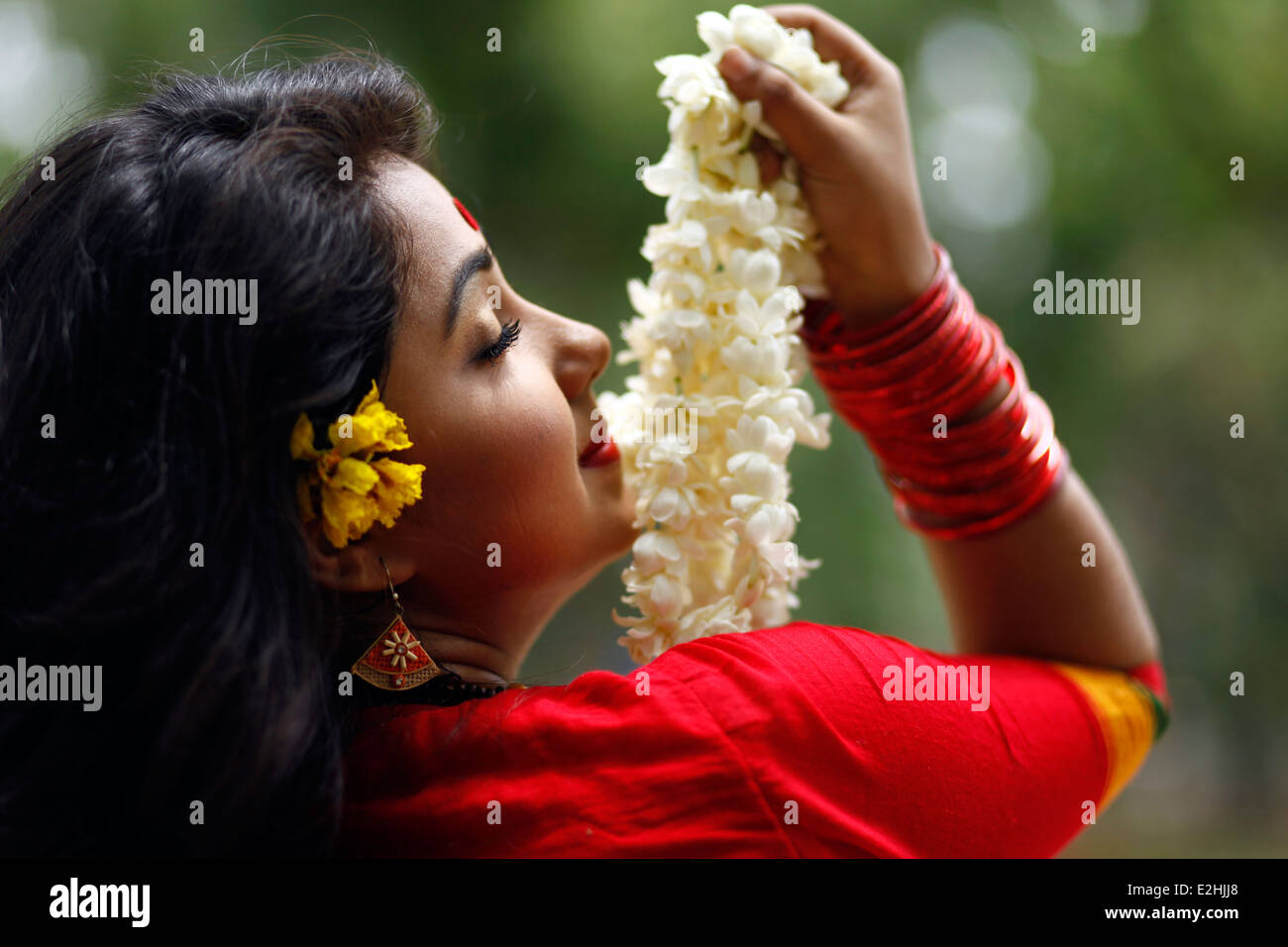 Bangladeshi Mädchen genießen mit Sommerblumen Stockfoto