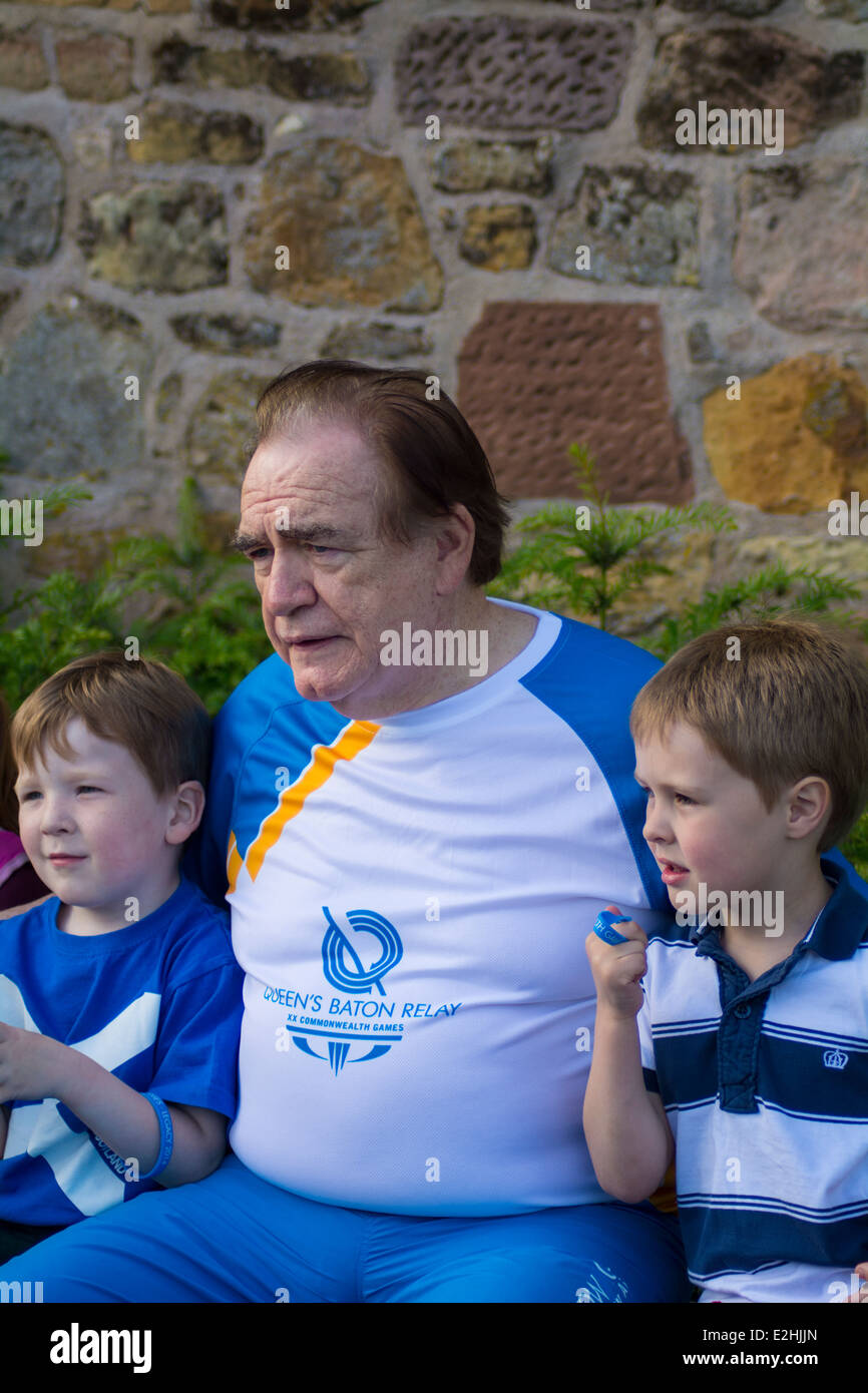 Schottischer Schauspieler Brian Cox Entspannt Und Posiert Mit Lokalen Nach Durchfuhrung Der Konigin Baton In Der Staffel In Rosslyn Chapel Schottland Stockfotografie Alamy