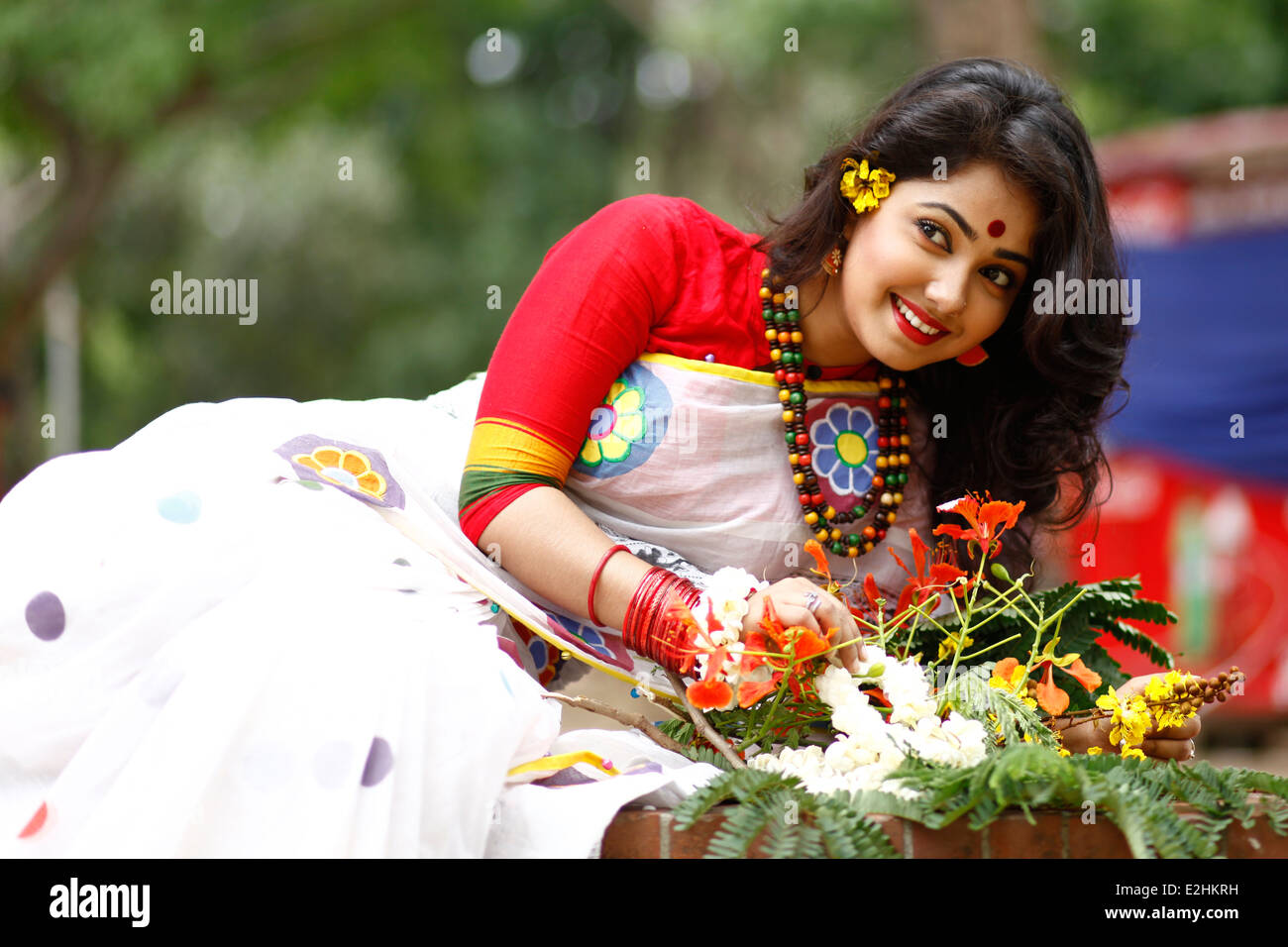 Bangladeshi Mädchen genießen mit Sommerblumen Stockfoto