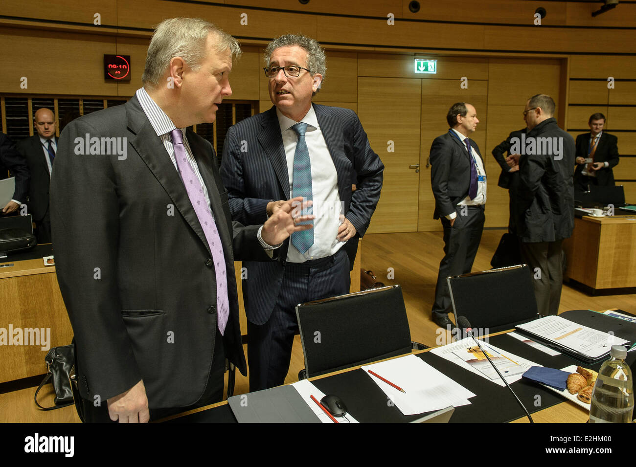 Luxemburg. 20. Juni 2014. EU-Kommissar für Wirtschafts- und Währungspolitik Angelegenheiten Olli Rehn (L) spricht mit luxemburgische Finanzminister Pierre Gramegna während Finanzminister ECOFIN-Treffen am Sitz des Europäischen Rates in Luxemburg.  Bildnachweis: Dpa/Alamy Live-Nachrichten Stockfoto