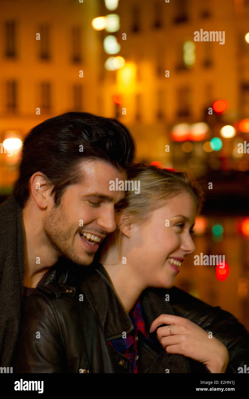 Junges Paar in der Stadt in der Nacht, teilen lacht Stockfoto