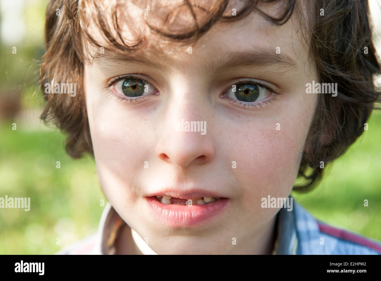 Junge im Freien, close-up portrait Stockfoto