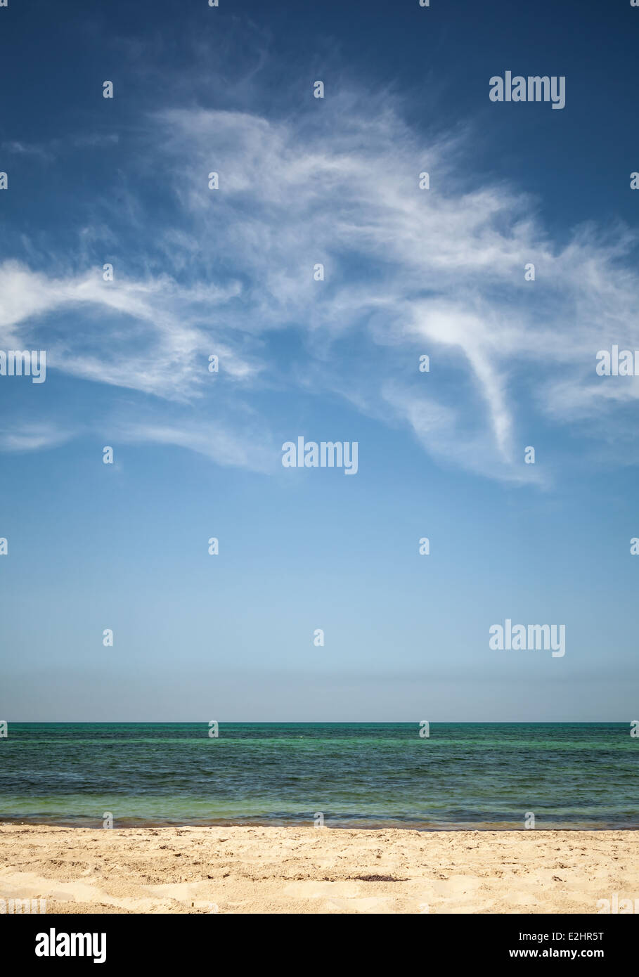 Schönen bewölkten Himmel über weißen Sandstrand. Vertikale Fotohintergrund Stockfoto