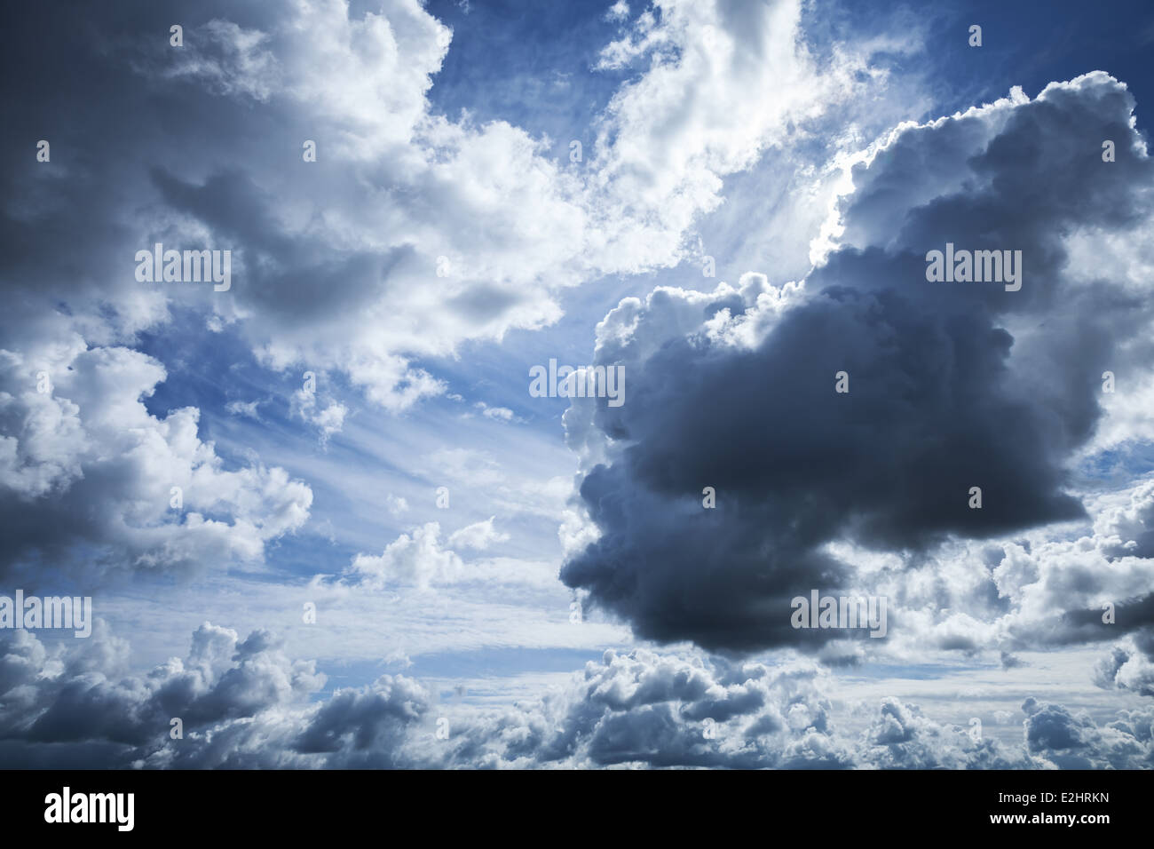 Dunkel blau Gewitterhimmel Hintergrundtextur Foto Stockfoto