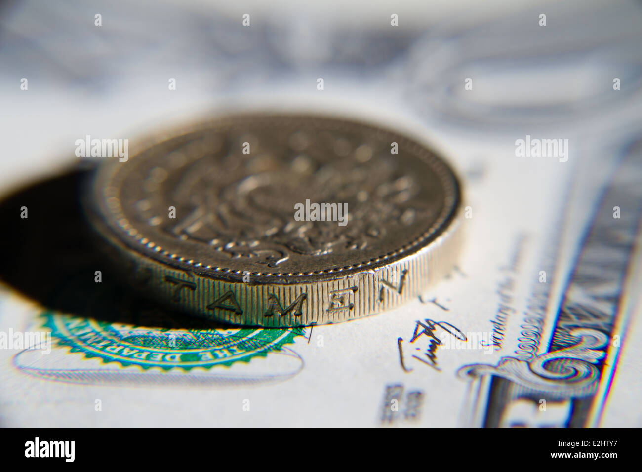 Eine amerikanische eine Dollarnote mit englischer Sprache Geld saß oben drauf, Wechselkurs zu zeigen. Stockfoto