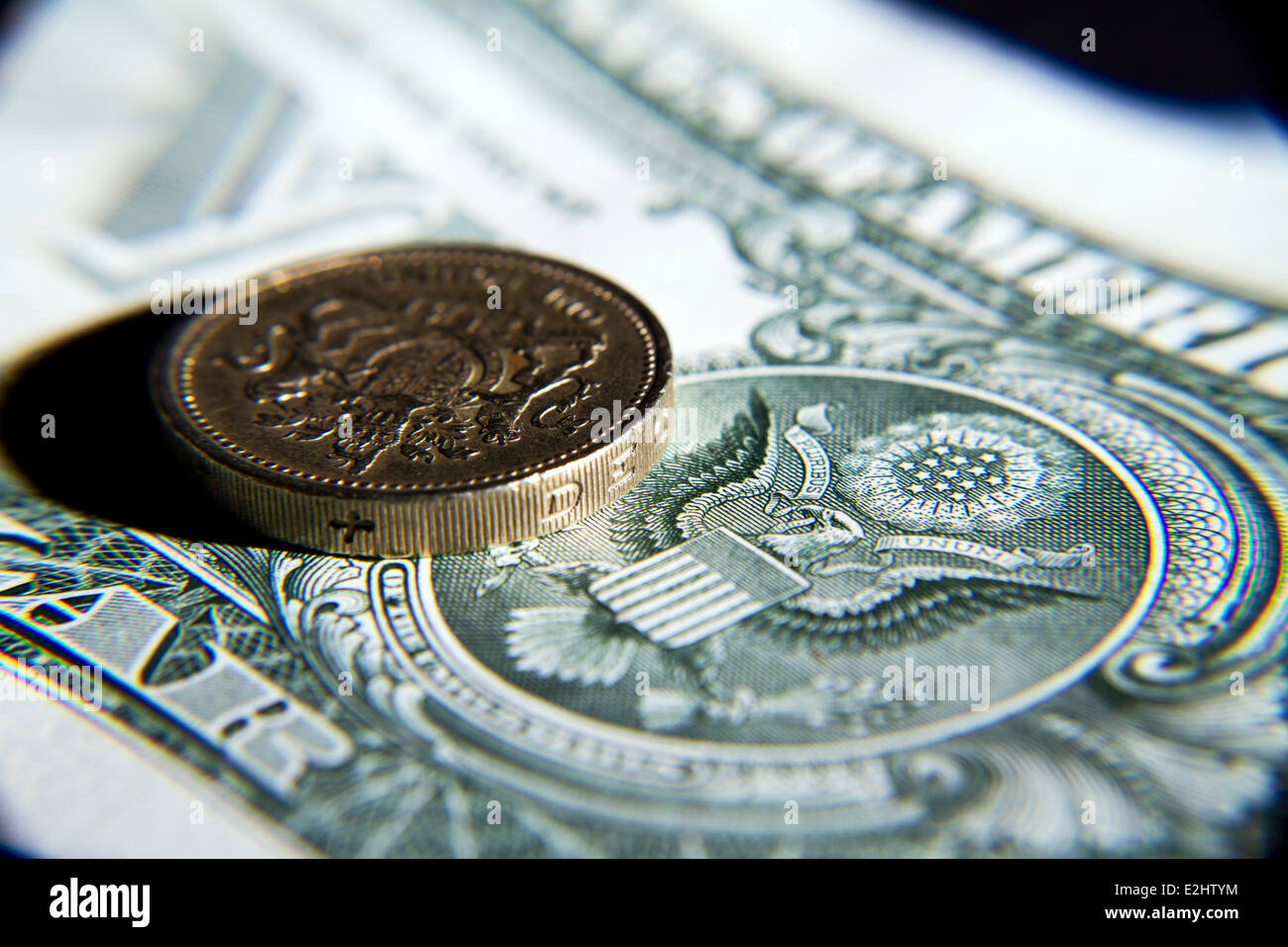 Eine amerikanische eine Dollarnote mit englischer Sprache Geld saß oben drauf, Wechselkurs zu zeigen. Stockfoto