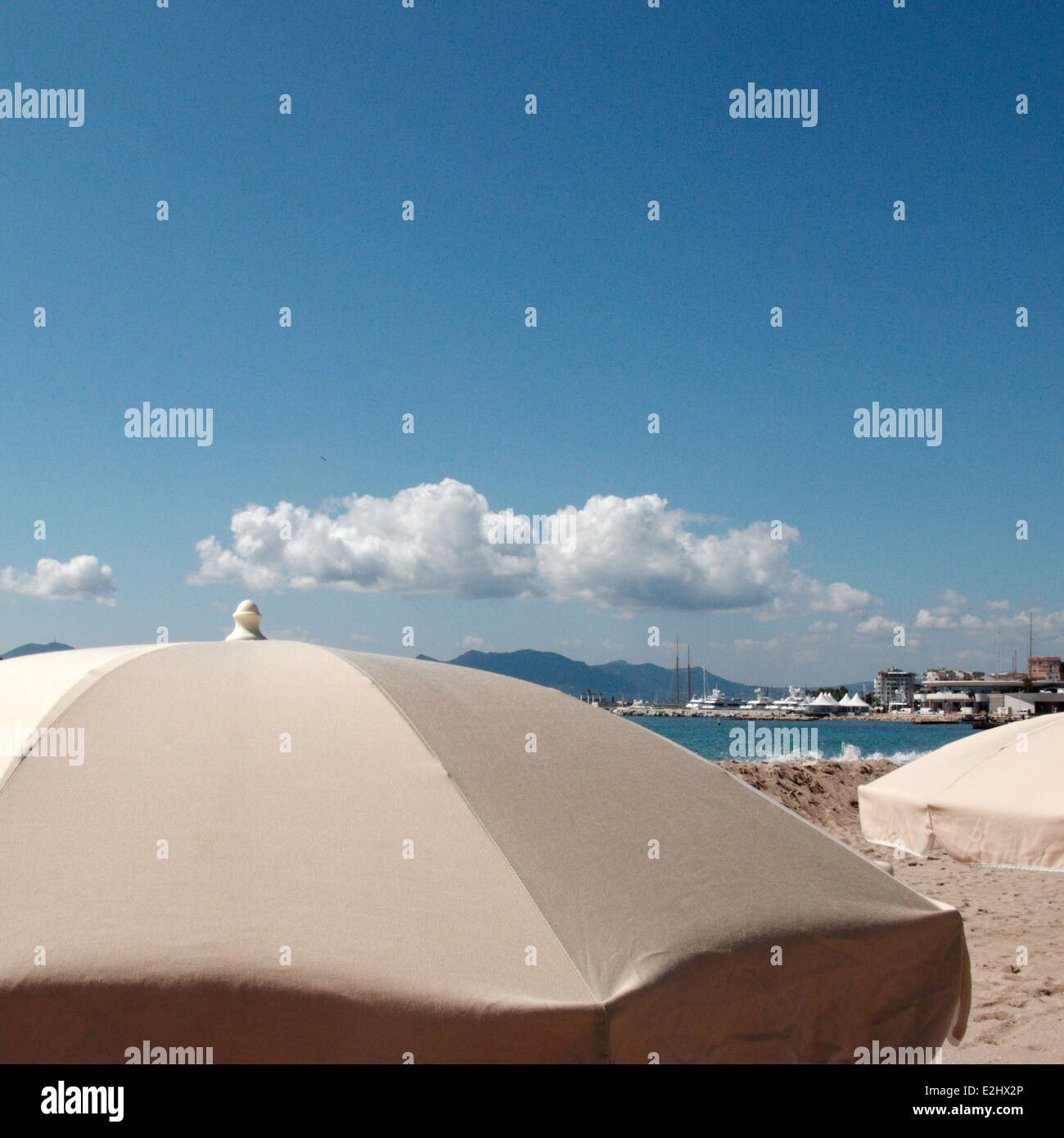 Sonnenschirme am Strand Stockfoto
